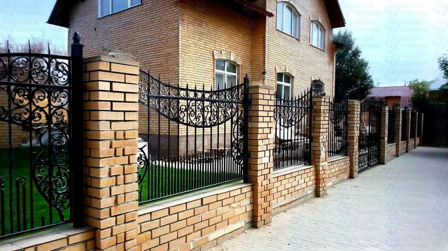 Кирпичный забор с коваными вставками