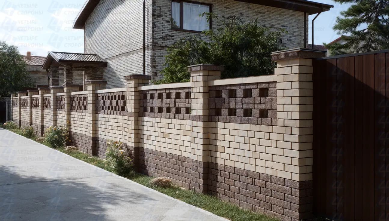Кирпичный забор с каменными столбами