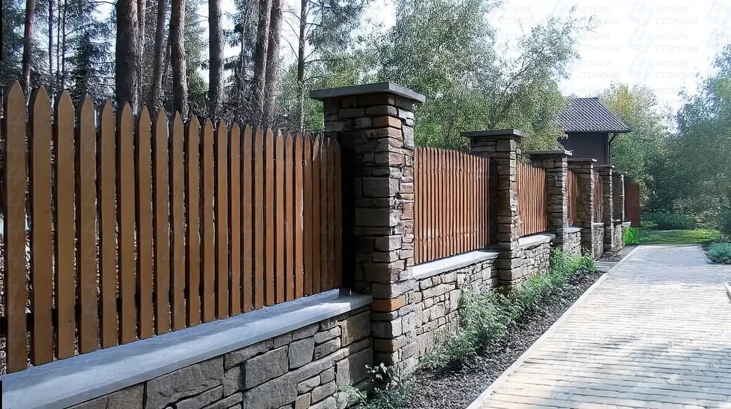 Бутовый забор с гибкой конструкцией для участков с уклоном