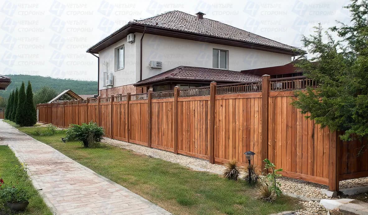 Комбинированный забор для дачи из дерева и сетки Рабица