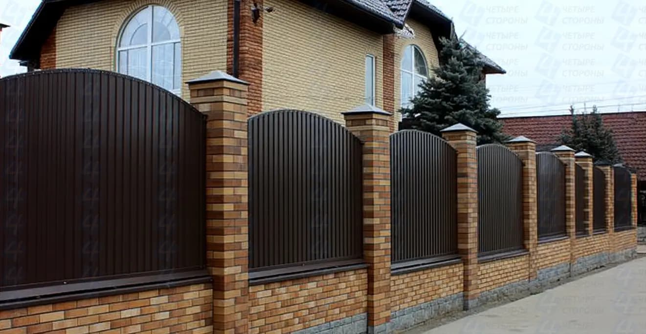 Двусторонний прозрачный забор из закалённого стекла и алюминия