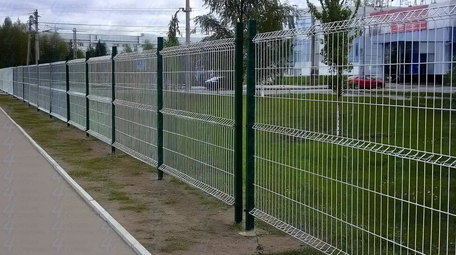 Двусторонний забор из стальных 3D-панелей с двухцветным покрытием