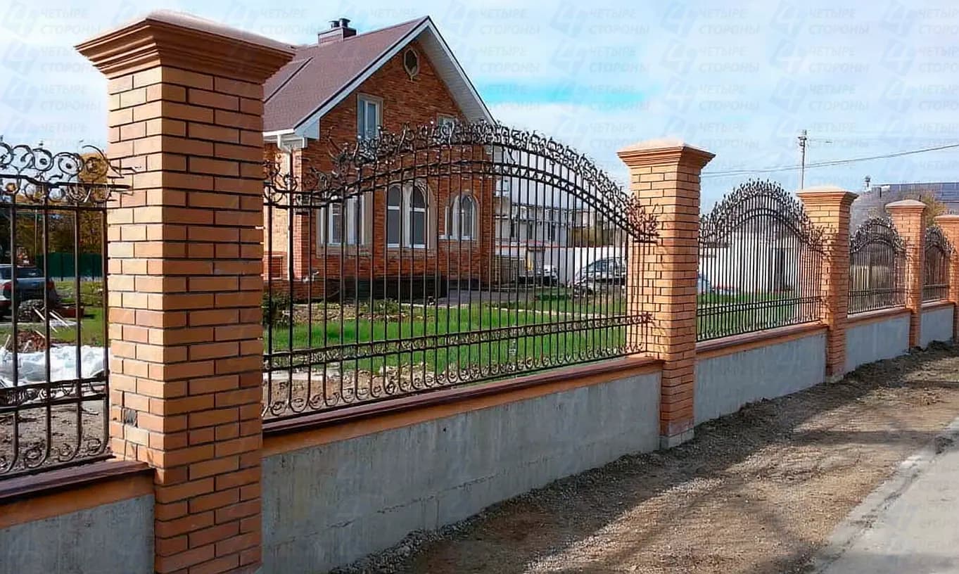 Комбинированный кованый забор с камнем (ажурные секции)