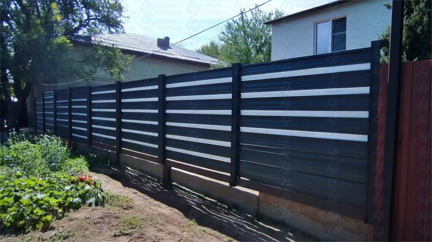 Горизонтальный забор из евроштакетника для дачи