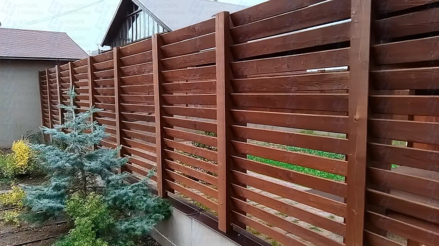 Комбинированный забор-жалюзи (сталь и дерево)