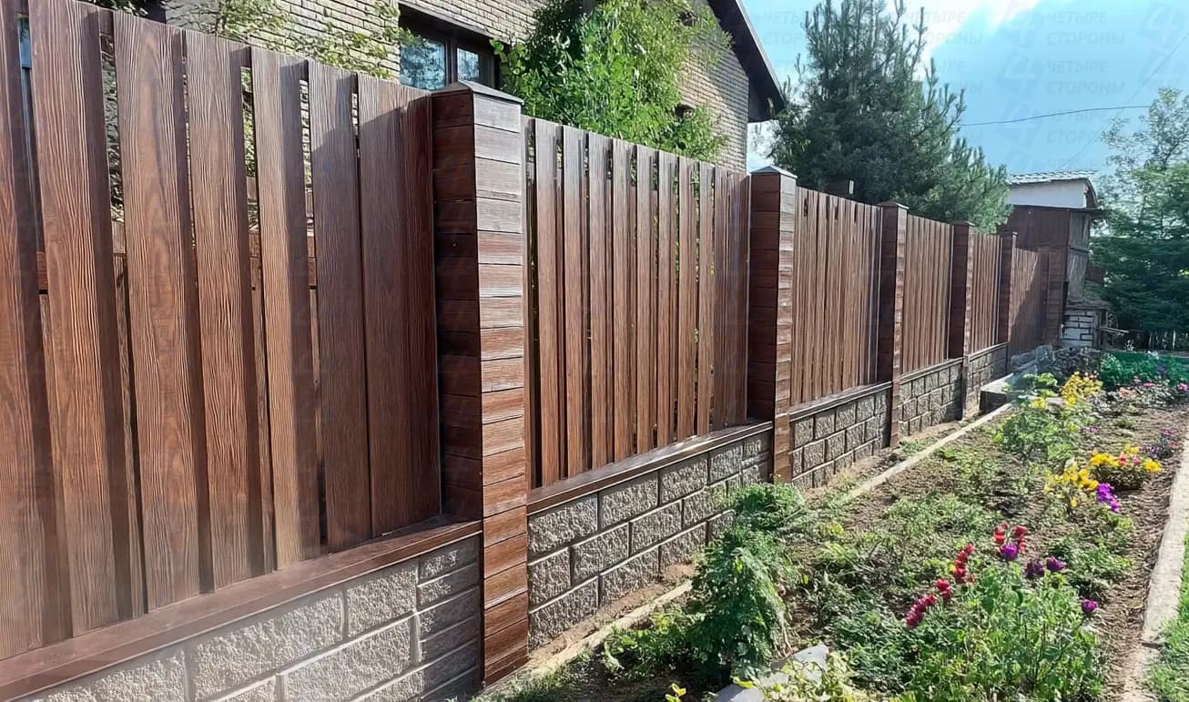 Забор из евроштакетника под дерево «Ясень»