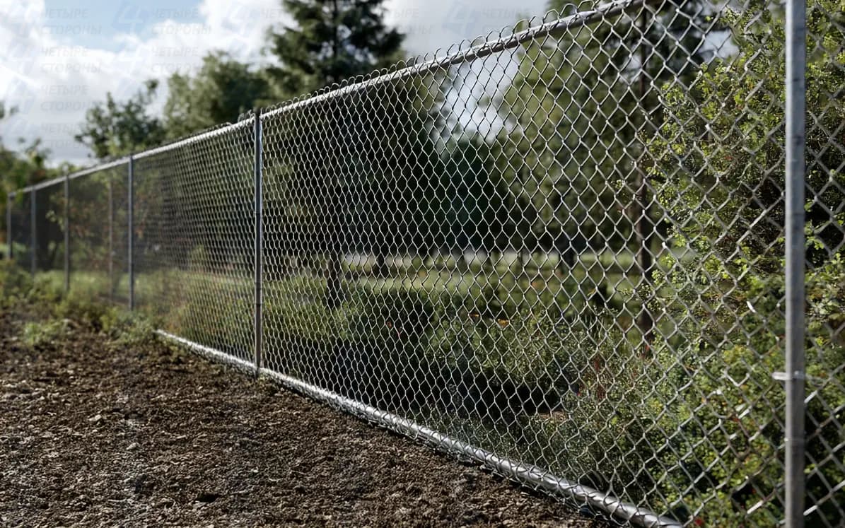 Забор на сваях из сетки Рабица (ячейка 50×50 мм)