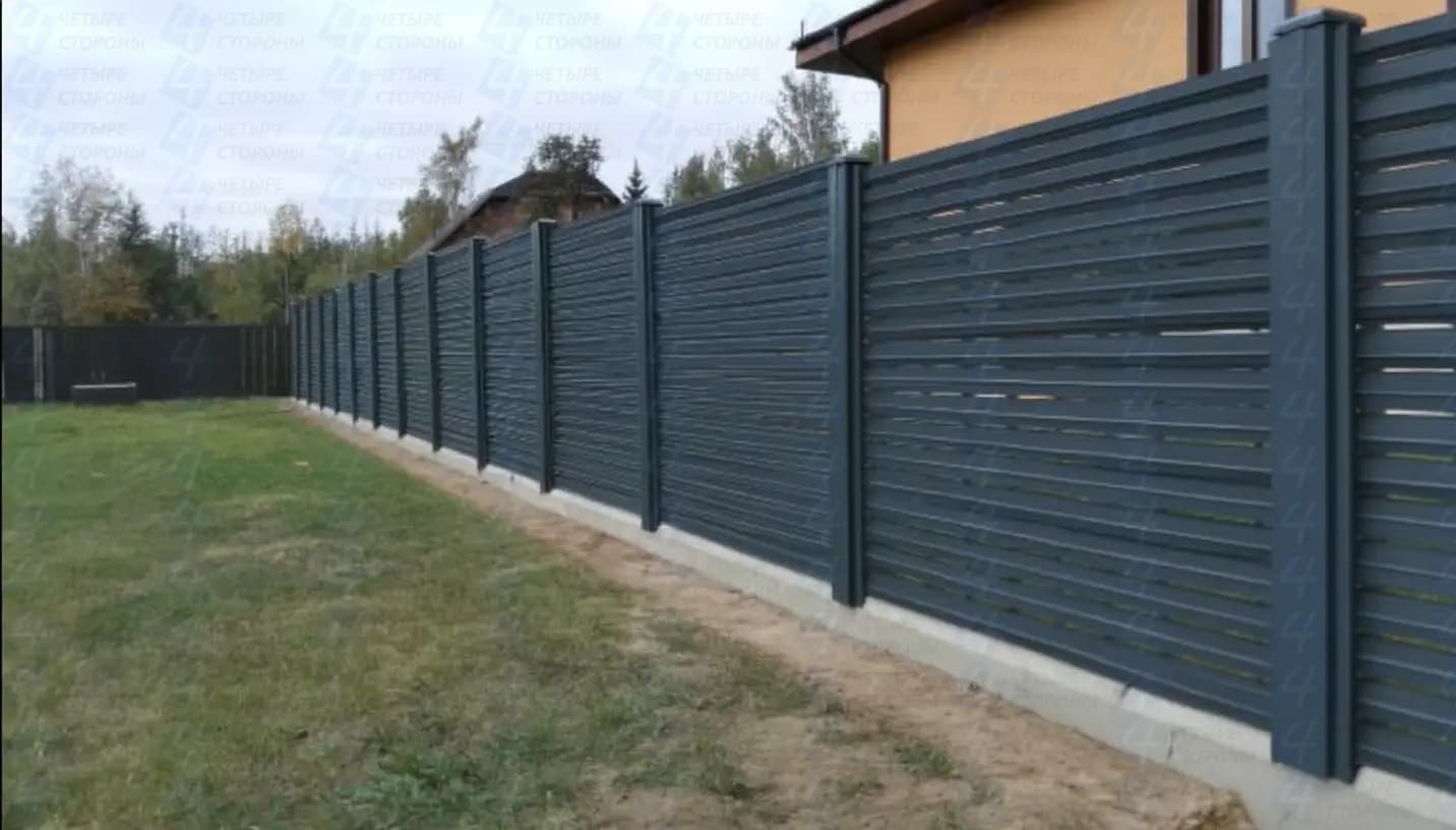 Светопрозрачный секционный забор из стеклопластика и алюминия