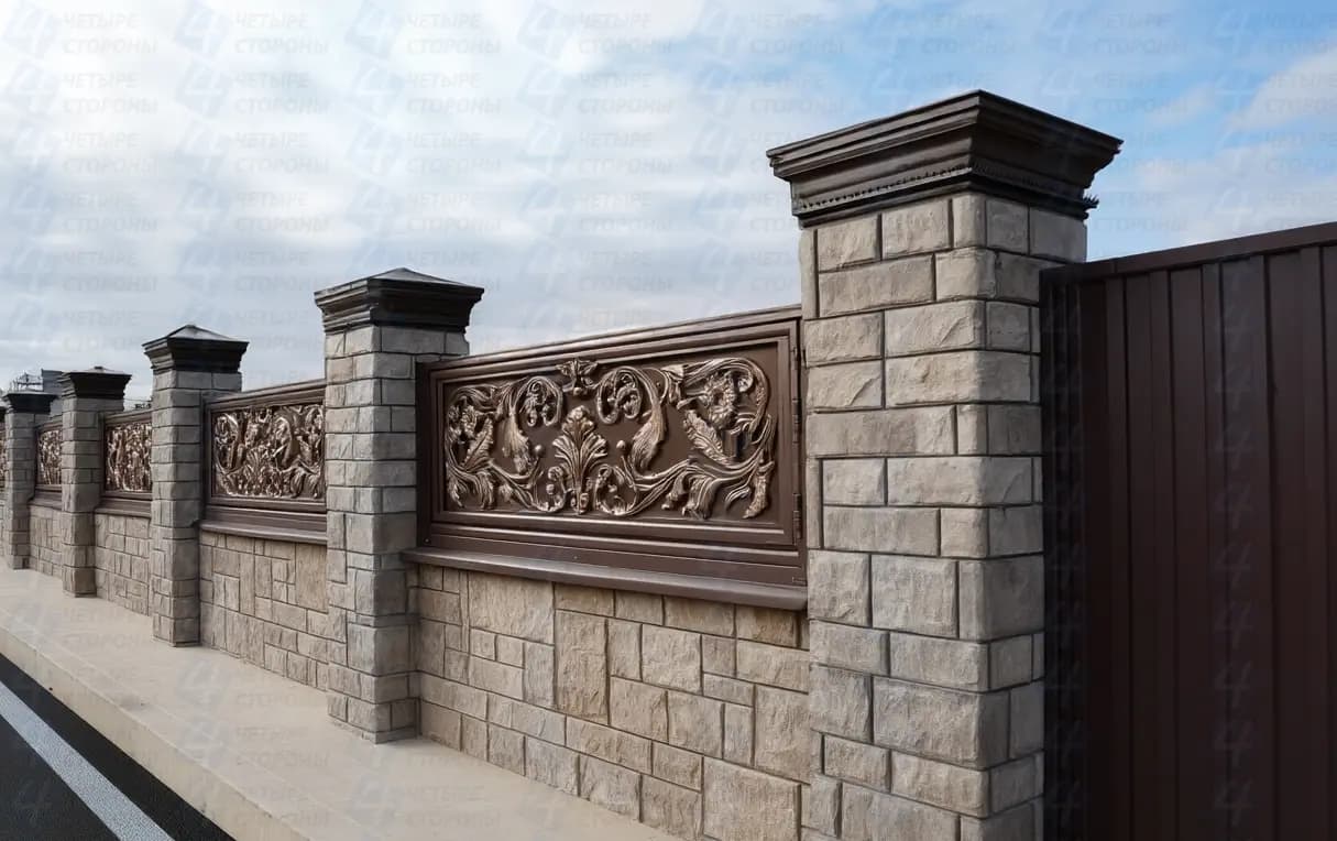 Каменный забор с коваными элементами (комбинированная кладка)